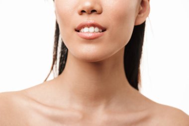 Sağlıklı bir cilde sahip Asyalı genç güzel kadın beyaz duvar arka plan üzerinde izole poz.