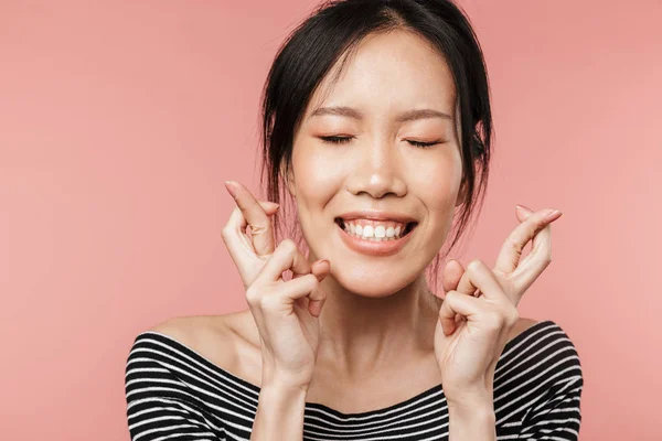 Крупный план улыбающейся милой азиатской женщины — стоковое фото