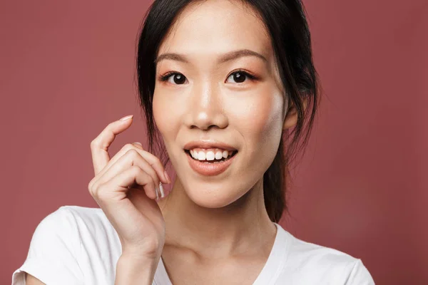 Portrait de attrayant asiatique femme habillé dans l'usure de base sourire — Photo