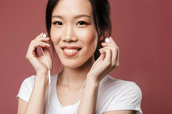 Portrait de femme asiatique optimiste habillée en tenue basique souriante — Photo