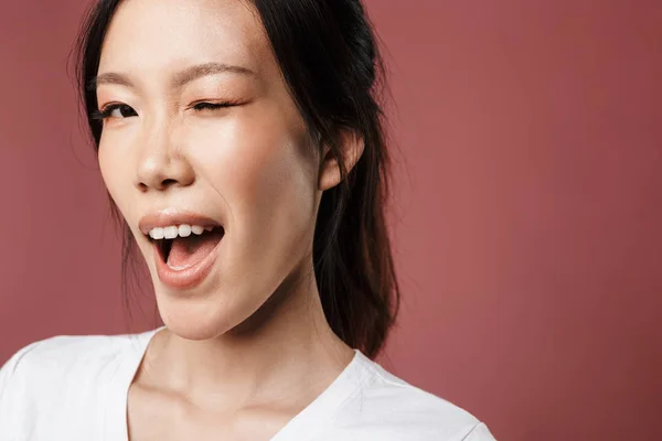 Beeld van verleidelijke Aziatische vrouw gekleed in basis slijtage flirten een — Stockfoto