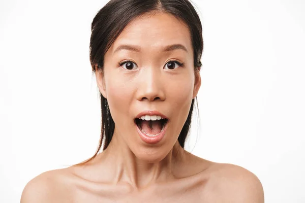 Shocked emocionado asiático joven bonita mujer con saludable piel posando aislado sobre blanco pared fondo . — Foto de Stock