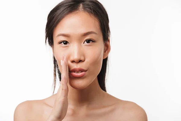 Shocked asiático joven bonita mujer con saludable piel posando aislado sobre blanco pared fondo . — Foto de Stock