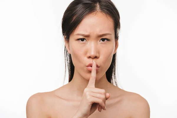 Seria joven hermosa asiático mujer posando aislado sobre blanco pared fondo mostrando silencio gesto . — Foto de Stock