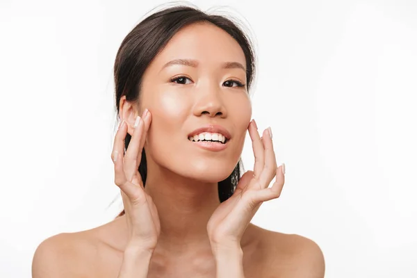 Hermosa positivo asiático joven bonita mujer con saludable piel posando aislado sobre blanco pared fondo . — Foto de Stock