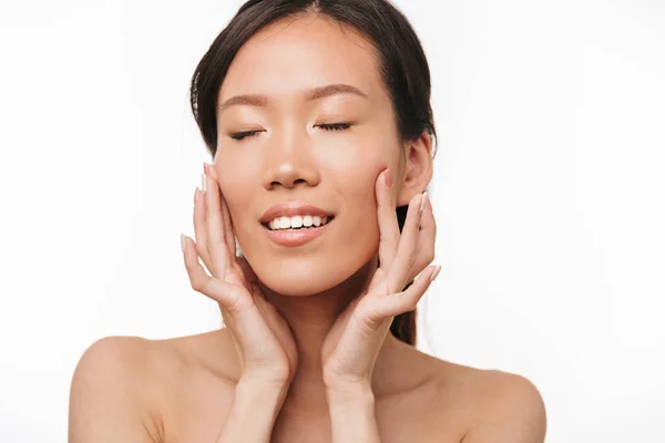 Hermosa positivo asiático joven bonita mujer con saludable piel posando aislado sobre blanco pared fondo . — Foto de Stock