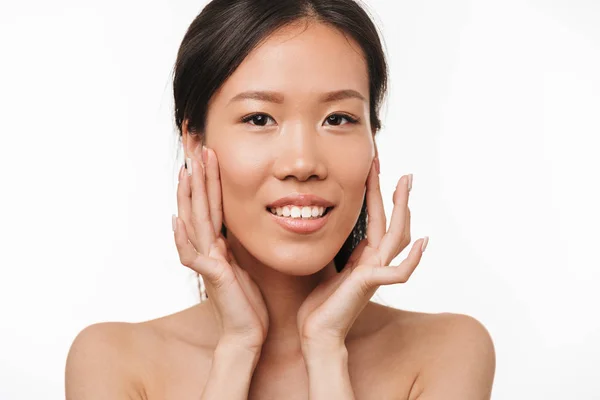 Hermosa positivo asiático joven bonita mujer con saludable piel posando aislado sobre blanco pared fondo . — Foto de Stock