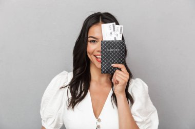 Güzel bir esmer kadının portresi.