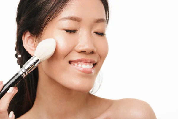 Emocionado joven hermosa mujer asiática posando aislado sobre blanco pared fondo . — Foto de Stock