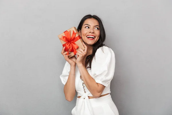 Portret van een mooie jonge brunette vrouw — Stockfoto