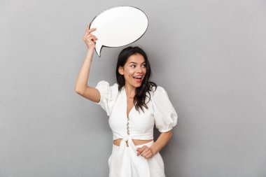 Güzel bir esmer kadının portresi.