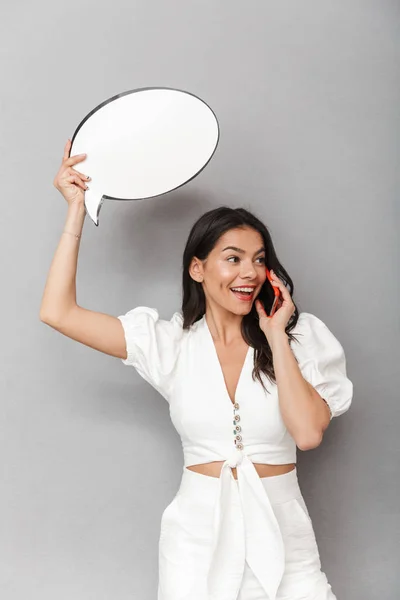 Retrato de una hermosa joven morena — Foto de Stock