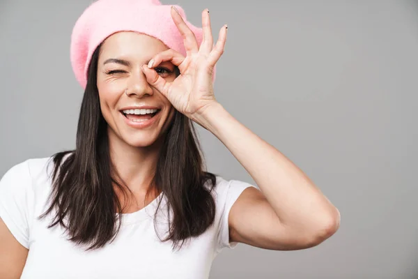 Feliz sonriente joven francesa en boina posando aislado sobre fondo gris de la pared mostrando gesto bien . — Foto de Stock