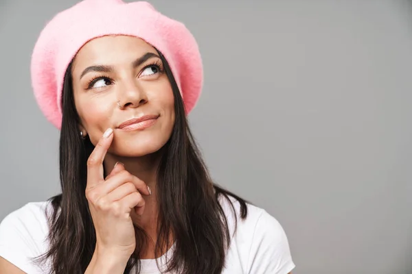 Pensando sognare giovane donna francese in posizione di basco isolato su sfondo grigio muro . — Foto Stock