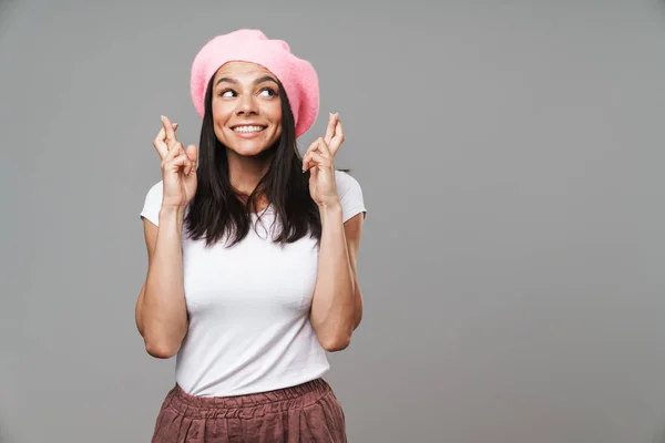 Foto de cerca de morena bonita mujer en camiseta básica y bere — Foto de Stock