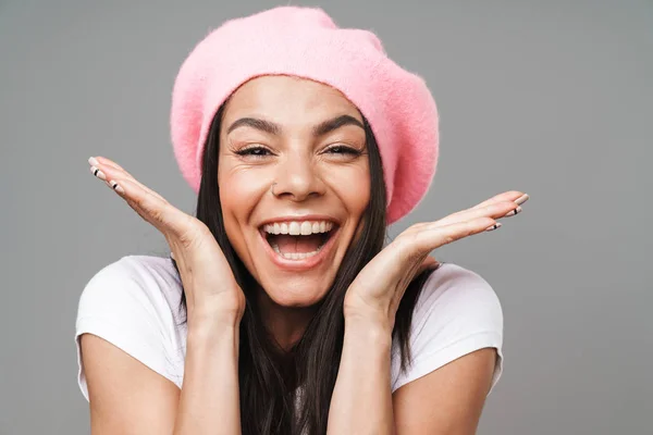 Foto closeup de mulher bonita surpreso em t-shirt básica e ber — Fotografia de Stock