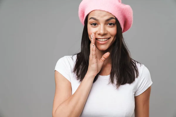 Foto closeup de jovem bonita mulher em t-shirt básica e boina l — Fotografia de Stock