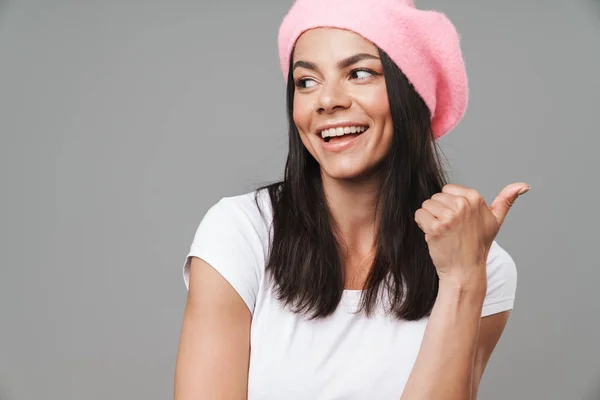 Foto closeup de mulher bonita espantada em t-shirt básica e boina — Fotografia de Stock