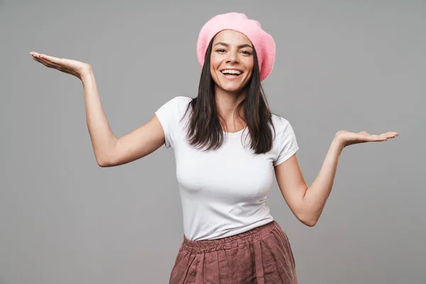 Foto de cerca de morena bonita mujer en camiseta básica y bere —  Fotos de Stock