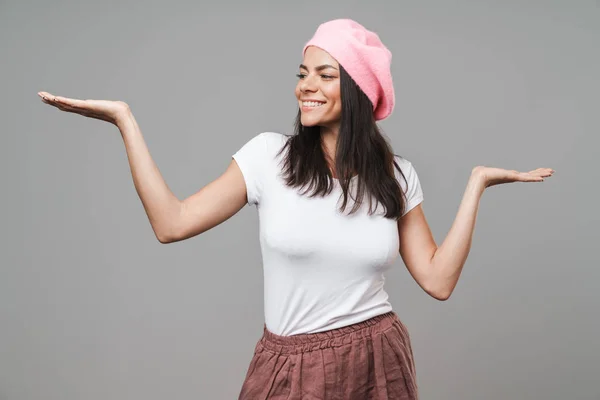 Foto closeup de linda mulher bonita em t-shirt básica e bere — Fotografia de Stock