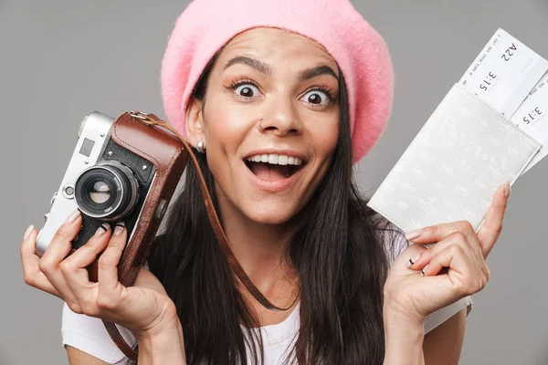 Foto primo piano di stupito bella donna turistica in berretto ridere w — Foto Stock