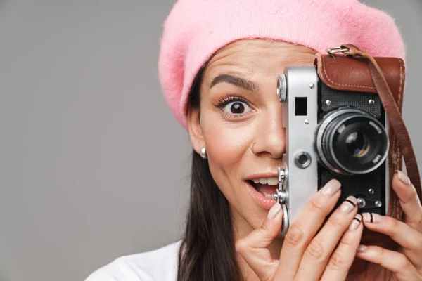 Obraz v tom, jak překvapila mladá turistická žena v baret a přemýšlela o — Stock fotografie