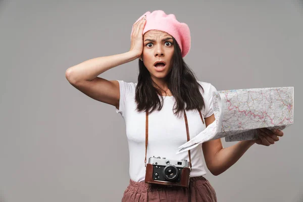 Image gros plan de choquée jeune femme touristique avec vintage rétro — Photo