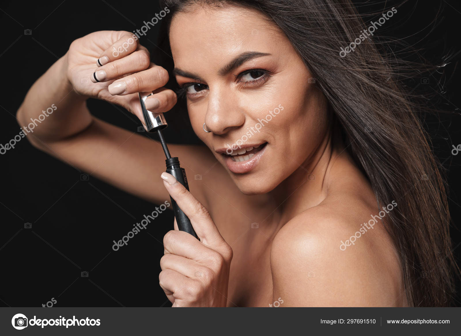 Hermosa Mujer Desnuda Posando Aislada Sobre Fondo De Pared Negro