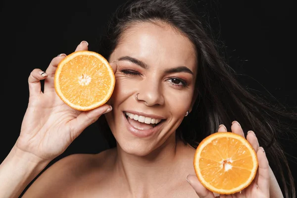 Mooie naakte vrouw poseren geïsoleerd over zwarte muur achtergrond — Stockfoto