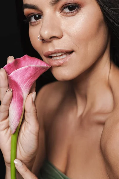 Jovem bela mulher nua posando isolado sobre parede preta de volta — Fotografia de Stock