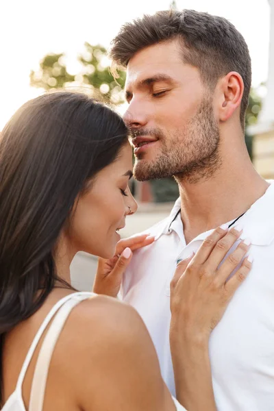 Retrato de tierna pareja joven de pie cara a cara y abrazo —  Fotos de Stock