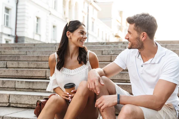 Porträt eines glücklichen jungen Paares, das lächelt und miteinander spricht — Stockfoto