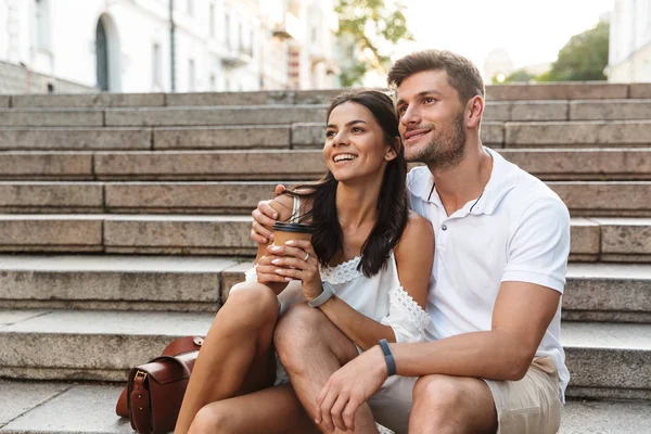 Retrato de casal jovem romântico sorrindo e olhando para o lado toge — Fotografia de Stock