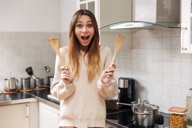 Güzel genç kadın ayakta iken yemek