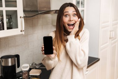 Güzel genç kadın ayakta iken yemek