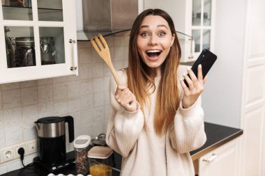 Güzel genç kadın ayakta iken yemek