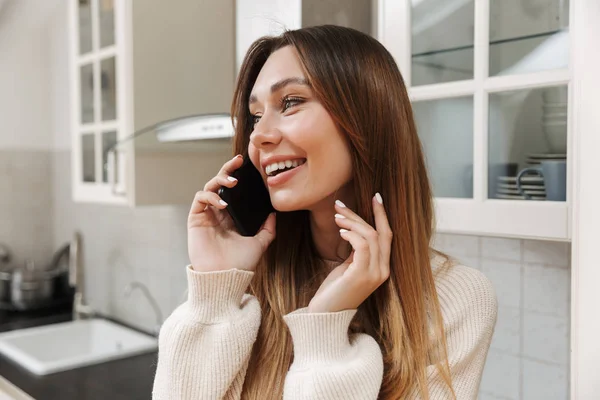 Glückliches junges Mädchen, das mit dem Handy spricht — Stockfoto