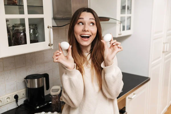 Mooie jonge vrouw koken terwijl staand — Stockfoto