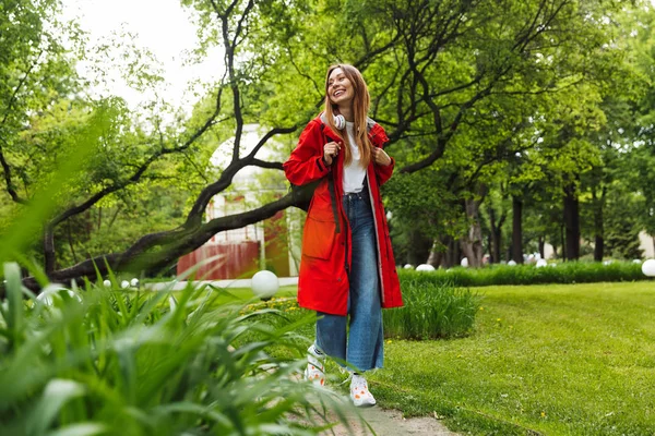 穿着雨衣的迷人少女 — 图库照片