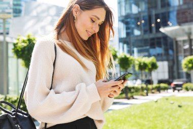 Güzel genç neşeli kız açık havada yürüyüş