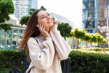 Güzel genç neşeli kız açık havada yürüyüş