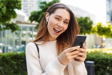 Güzel genç neşeli kız açık havada yürüyüş