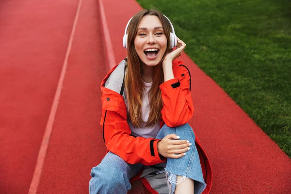 Chherful attraente giovane ragazza che indossa impermeabile — Foto Stock