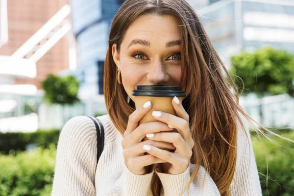 Menina bonita alegre jovem andando ao ar livre — Fotografia de Stock