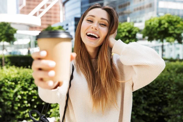 Hermosa joven alegre chica caminando al aire libre — Foto de Stock