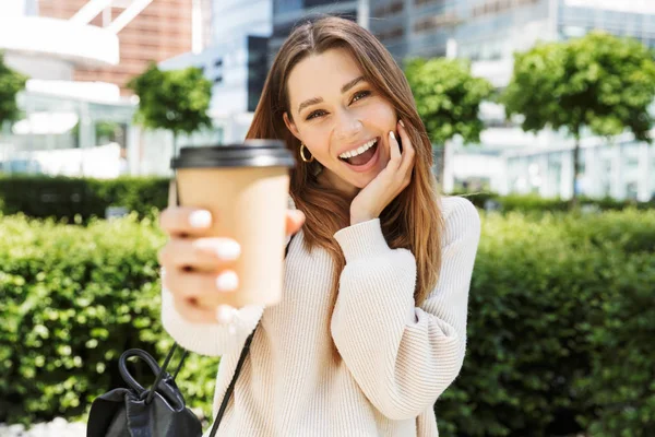 Menina bonita alegre jovem andando ao ar livre — Fotografia de Stock