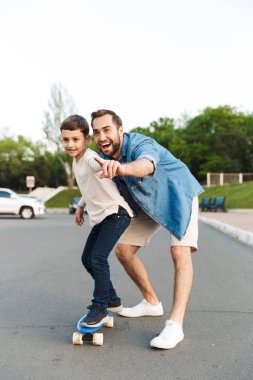 İki mutlu kardeş parkta eğlenceli vakit geçiriyor