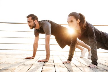 Çekici sportif genç fitness çift