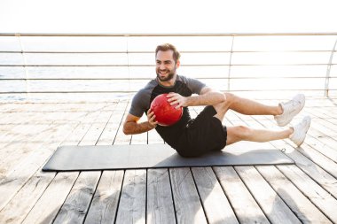 Konsantre genç sporcu egzersiz