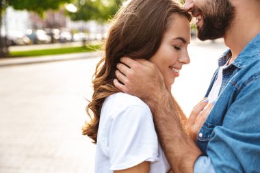 Güzel, aşık genç bir çift şehir caddesinde yürüyor.